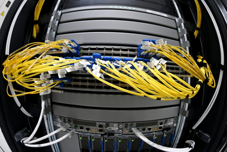 Raccordements en fibre optique dans un centre de données de SFR, à Cesson-sevigné, dans la banlieue de Rennes (Ile-de-France), le 14 décembre 2020. ( AFP / DAMIEN MEYER )