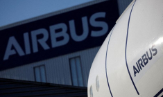 Le logo d'Airbus est photographié à l'extérieur de l'usine Airbus à Saint-Nazaire