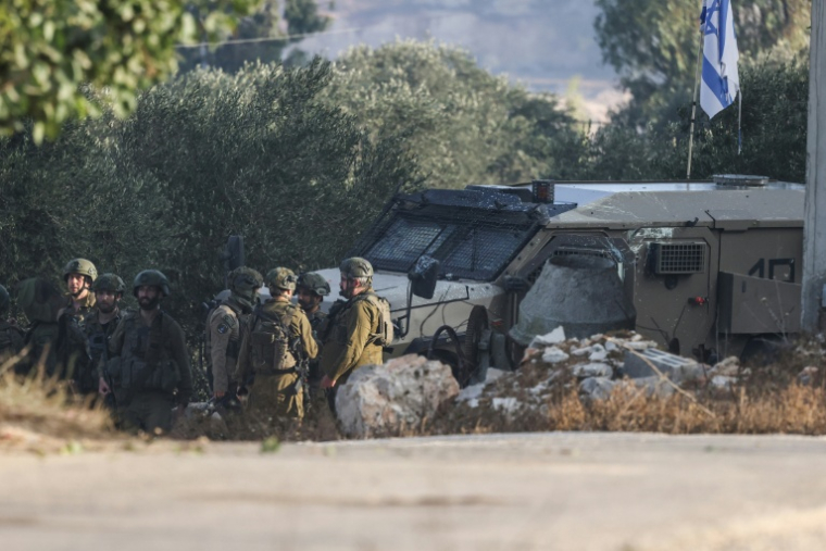 Des soldats israéliens lors d'une opération militaire après qu'un Palestinien s'est retranché dans une maison du village d'Aqraba, au sud de Naplouse, le 8 septembre 2026 en Cisjordanie occupée ( AFP / JAAFAR ASHTIYEH )
