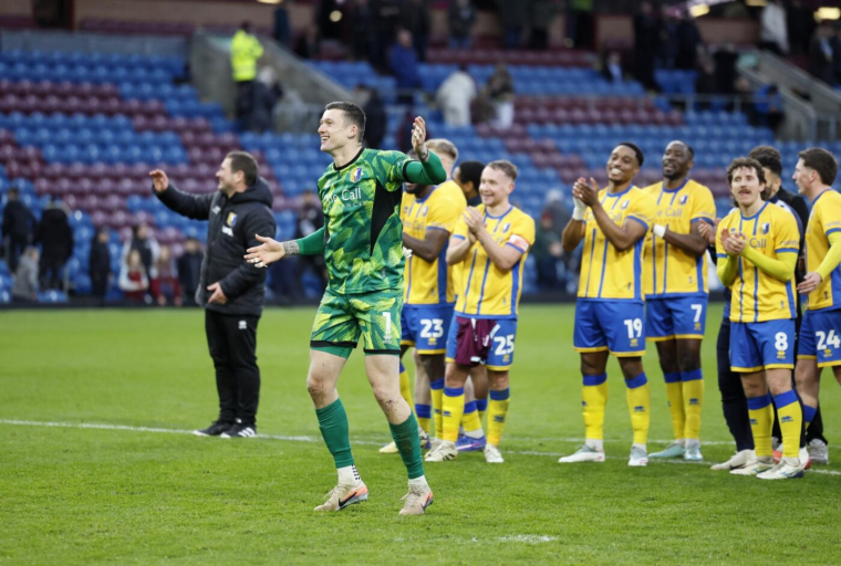 Quand un chien vient mordre les dirigeants de Mansfield Town en pleine interview