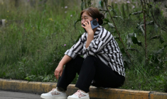 Une proche attend des nouvelles d'un mineur porté disparu après un coup de grisou dévastateur qui a tué au moins 82 ouvriers, le 24 mai 2026 dans le district administratif de Qinyuan, dans la province chinoise septentrionale du Shanxi ( AFP / GREG BAKER )