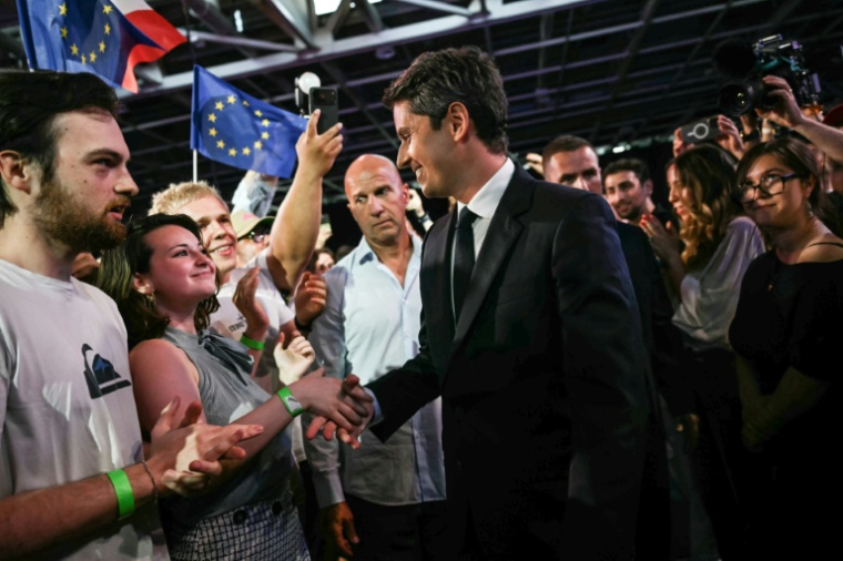 L'ex-Premier ministre et candidat de Renaissance à la présidentielle française, Gabriel Attal, salue des sympathisants lors de son premier meeting de campagne à Paris, le 30 mai 2026 ( POOL / LOU BENOIST )