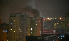 Un immeuble fume après des frappes russes sur Kiev, tôt le 9 janvier 2026. ( AFP / Eugene KOTENKO )