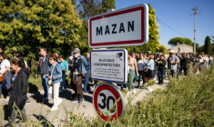 Des personnes participent à une marche dans et autour du village de Mazan, dans le Vaucluse, pour soutenir Gisèle Pelicot et protester contre la violence envers les femmes, le 5 octobre 2024 ( AFP / CLEMENT MAHOUDEAU )