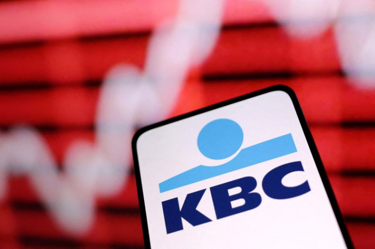 L'illustration montre le logo du groupe KBC et un graphique boursier à la hausse.