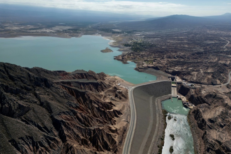 Vue aérienne du barrage d'Ullum à San Juan, en Argentine, le 25 avril 2026 ( AFP / Luis ROBAYO )