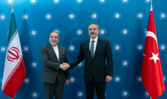 Photo diffusée par le ministère turc des Affaires étrangères, montrant les chefs de la diplomatie iranienne, Abbas Araqchi (g) et turque, Hakan Fidan (d), le 30 janvier 2026 à Istanbul  ( Ministère turc des Affaires étrangères / Handout )