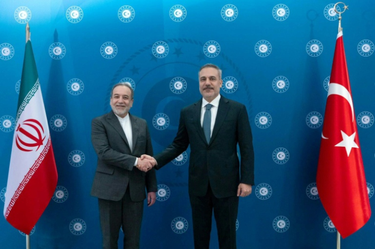 Photo diffusée par le ministère turc des Affaires étrangères, montrant les chefs de la diplomatie iranienne, Abbas Araqchi (g) et turque, Hakan Fidan (d), le 30 janvier 2026 à Istanbul  ( Ministère turc des Affaires étrangères / Handout )