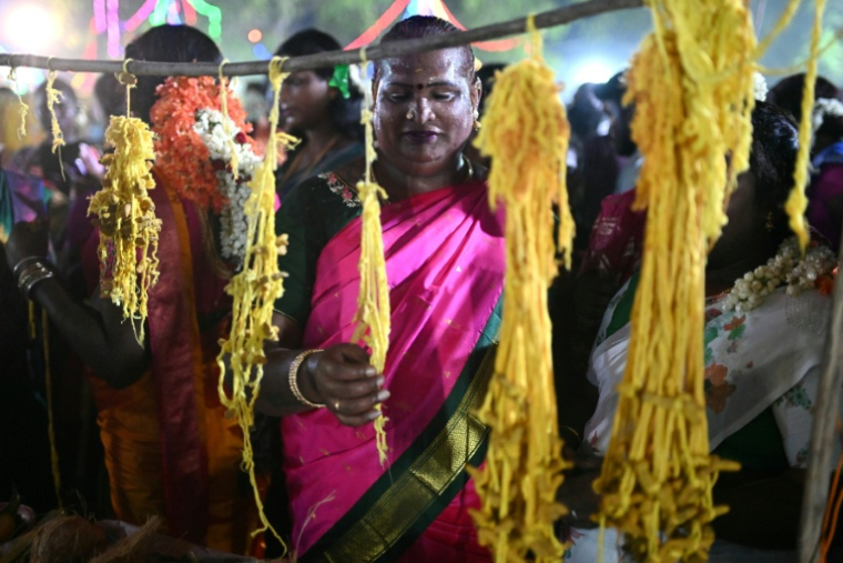 Des membres de la communauté transgenre participent au festival annuel Koovagam, le 28 avril 2026 à Kallakurichi, dans l'Etat indien méridional du Tamil Nadu  ( AFP / R.Satish BABU )