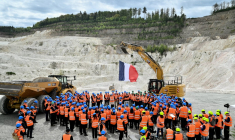 Emmanuel Macron sur le site de la mine d'Echassières, le 22 avril 2026. ( POOL / JEFF PACHOUD )