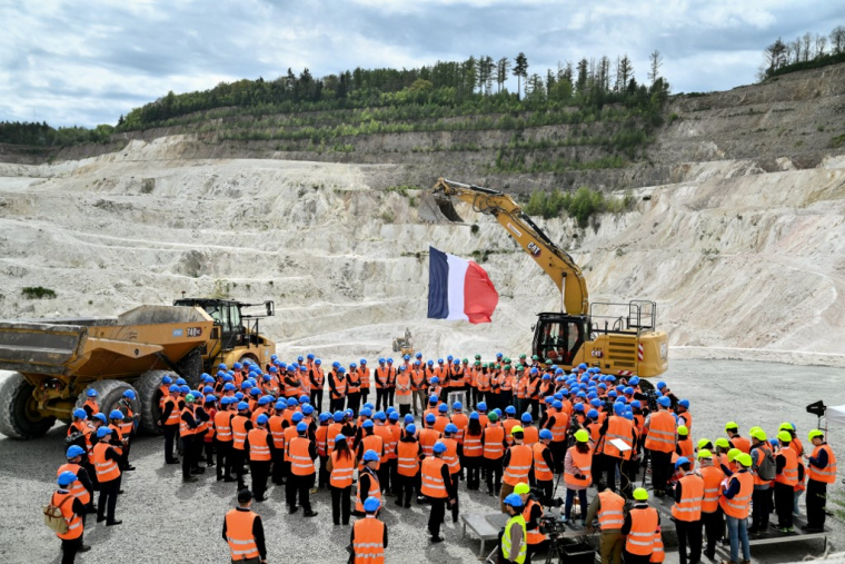 Emmanuel Macron sur le site de la mine d'Echassières, le 22 avril 2026. ( POOL / JEFF PACHOUD )
