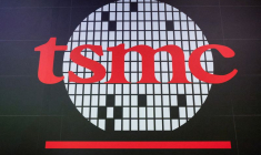 Le logo de la Taiwan Semiconductor Manufacturing Company (TSMC) lors de la conférence de présentation des résultats du deuxième trimestre de l'entreprise à Taipei