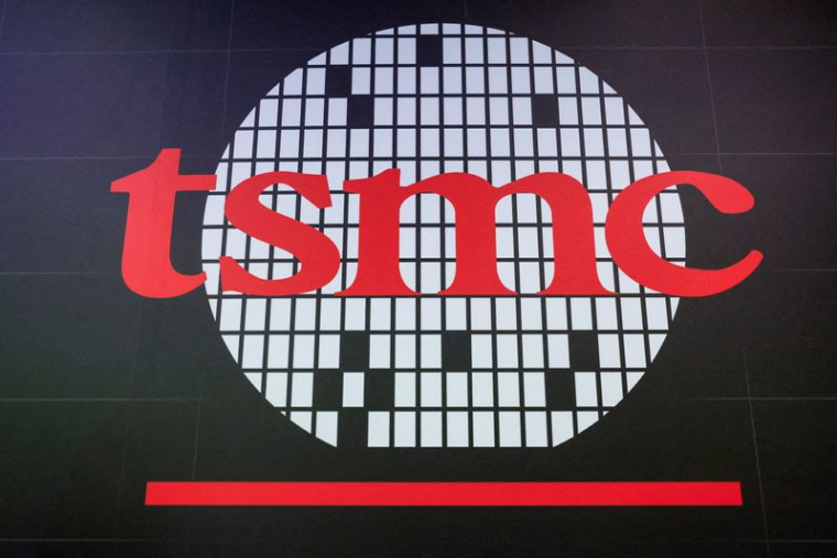 Le logo de la Taiwan Semiconductor Manufacturing Company (TSMC) lors de la conférence de présentation des résultats du deuxième trimestre de l'entreprise à Taipei