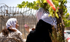 Des femmes druzes attendent près de la barrière frontalière entre Israël et la Syrie, à Majdal Shams, sur le plateau du Golan annexé par Israël, le 17 juillet 2025 ( AFP / Jalaa MAREY )