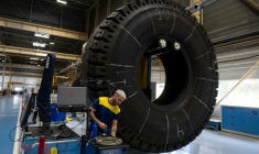 Un employé au Centre d'essai Michelin à Almeria, le 9 juin 2026 en Espagne ( AFP / JORGE GUERRERO )