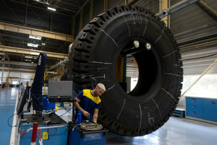 Un employé au Centre d'essai Michelin à Almeria, le 9 juin 2026 en Espagne ( AFP / JORGE GUERRERO )