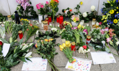 Des fleurs, des bougies et des messages ont été placés au sol devant une église à Leipzig, en Allemagne le 5 mai 2026, où une voiture-bélier a fauché des passants la veille, faisant deux morts ( AFP / Jens SCHLÜTER )