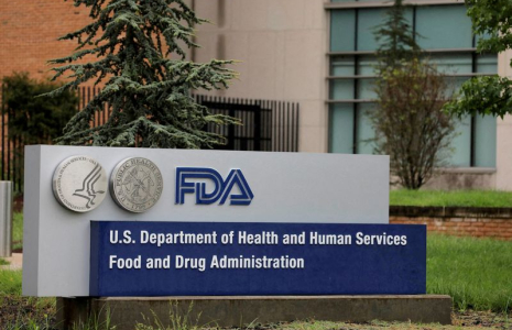 Une signalisation est visible à l'extérieur du siège de la Food and Drug Administration (FDA) à White Oak, Maryland