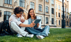 (N'attendez plus pour protéger les objets du quotidien, les appareils connectés de votre ado et bien sûr son identité ! - Crédit photo : Adobe Stock)