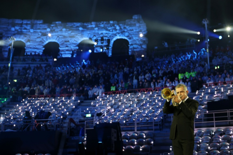Le trompettiste italien Paolo Fresu interprète l'hymne italien lors de la cérémonie de clôture des Jeux de Milan Cortina le 22 février 2026 dans les Arènes de Vérone ( POOL / Li Ming )