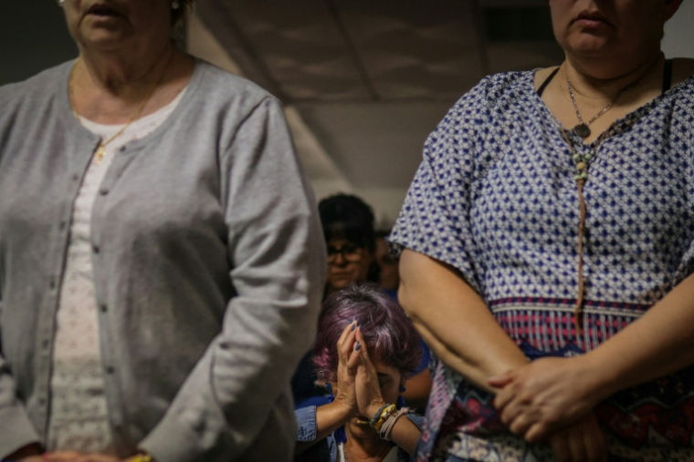 Des fidèles prient lors d'une "retraite exorciste" à Fatima, le 30 mai 2026 au Portugal ( AFP / PATRICIA DE MELO MOREIRA )