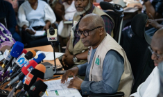 Jide Idris, directeur du Centre nigérian de contrôle et de prévention des maladies (NCDC), s'adresse à la presse à Abuja, le 25 octobre 2026 ( AFP / Taibat Ajiboye )