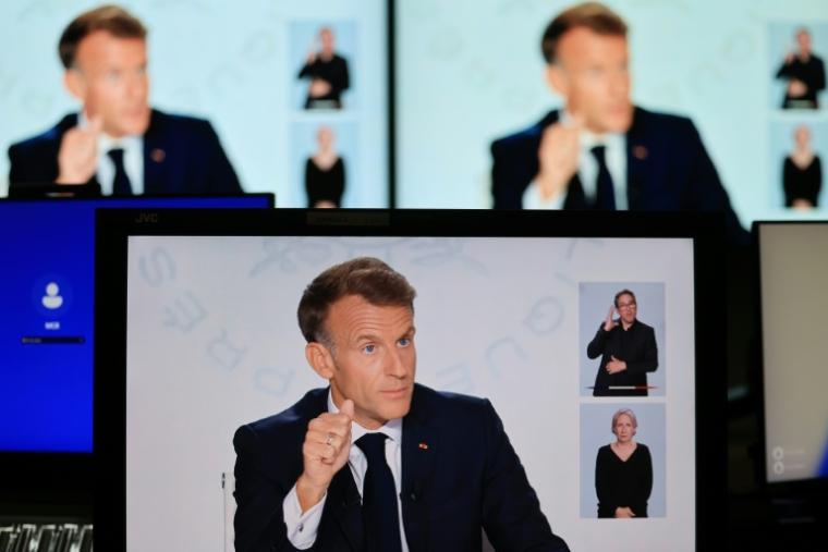 Un écran de contrôle montre le président Emmanuel Macron s'exprimant lors d'une interview accordée à France 2 et TF1 à l'Élysée, le 24 septembre 2026 à Paris ( AFP / Ludovic MARIN )