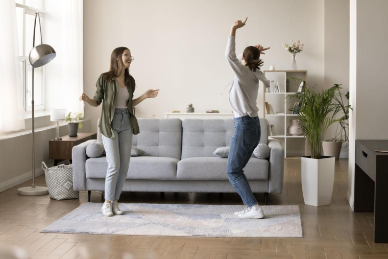 Bien choisir le bon contrat d’assurance habitation en colocation ( crédit photo : Shutterstock )