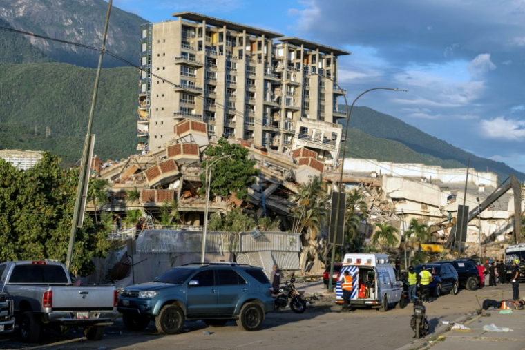 Des bâtiments détruits sont visibles à Caraballeda, dans l'État de La Guaira (Venezuela), le 28 juin 2026, à la suite de séismes ( POOL / Miguel MEDINA )