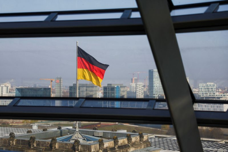 Le drapeau allemand au sommet du bâtiment du Reichstag