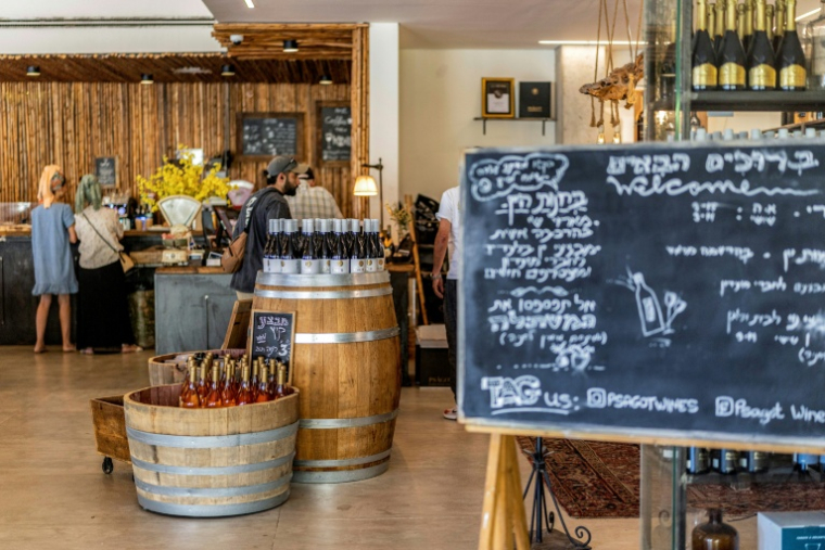 Des vins en vente au domaine viticole Psagot, dans la colonie israélienne de Shaar Binyamin, au sud-est de Ramallah, le 9 septembre 2026 en Cisjordanie occupée ( AFP / Ilia YEFIMOVICH )