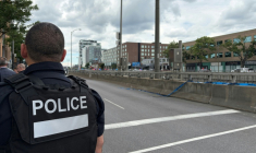 Un policier dans le quartier de Côte-des-Neiges, à Montréal, après une fusillade ayant fait trois morts, dont le suspect, le 22 juin 2026 au Canada ( AFP / Daphné LEMELIN )