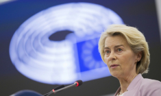 La présidente de la Commission européenne, Ursula von der Leyen, au Parlement européen à Strasbourg, le 9 juillet 2025 ( AFP / Jean-Christophe VERHAEGEN )