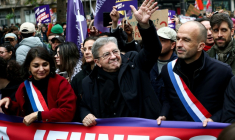 (g-d) La députée LFI Aurélie Trouvé, le candidat LFI à la présidentielle, Jean-Luc Mélenchon, et le coordinateur national de LFI, Manuel Bompard, lors d'une manifestation contre la vie chère, le 24 octobre 2026 à Paris ( AFP / Sameer AL-DOUMY )