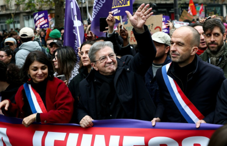 (g-d) La députée LFI Aurélie Trouvé, le candidat LFI à la présidentielle, Jean-Luc Mélenchon, et le coordinateur national de LFI, Manuel Bompard,  lors d'une manifestation contre la vie chère, le 24 octobre 2026 à Paris ( AFP / Sameer AL-DOUMY )