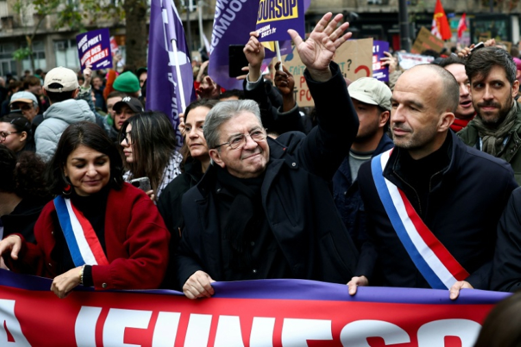 (GàD): la députée insoumise Aurélie Trouvé, le leader de La France Insoumise (LFI) Jean-Luc Mélenchon et le coordinateur national de LFI Manuel Bompard lors d'une manifestation pour le pouvoir d'achat et la défense des services publics, le 24 octobre 2026 à Paris  ( AFP / Sameer AL-DOUMY )