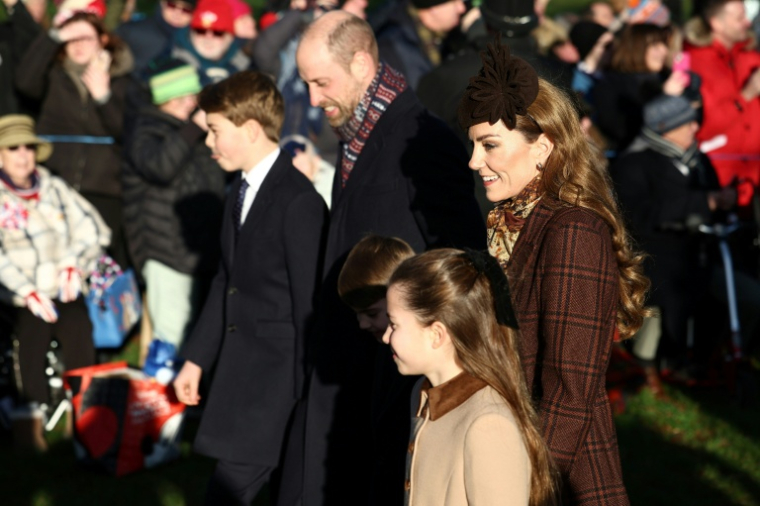 Le prince William, prince de Galles, et son épouse Catherine, princesse de Galles, arrivent avec leurs enfants, le prince George, le prince Louis et la princesse Charlotte, pour la traditionnelle messe de Noël de la famille royale à l'église Sainte-Marie-Madeleine, sur le domaine de Sandringham, dans l'est de l'Angleterre, le 25 décembre 2025 ( AFP / HENRY NICHOLLS )