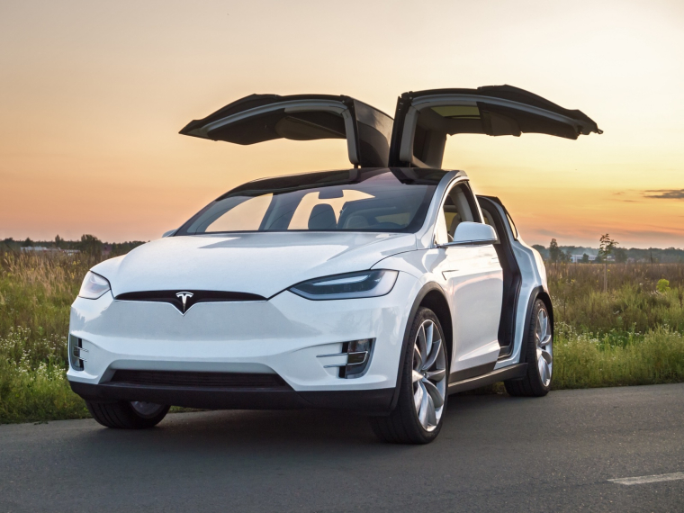 Elon Musk révolutionne les batteries électriques (Crédits photo : Shutterstock)