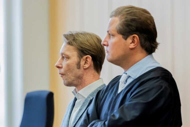 Christian Brueckner, on the left, next to his lawyer Friedrich Fuelscher, in a courtroom in Braunschweig on October 8, 2024 ( POOL / Michael Matthey )