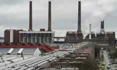An overview shows the main factory of German car maker Volkswagen (VW) headquarters ( POOL / Martin Meissner )