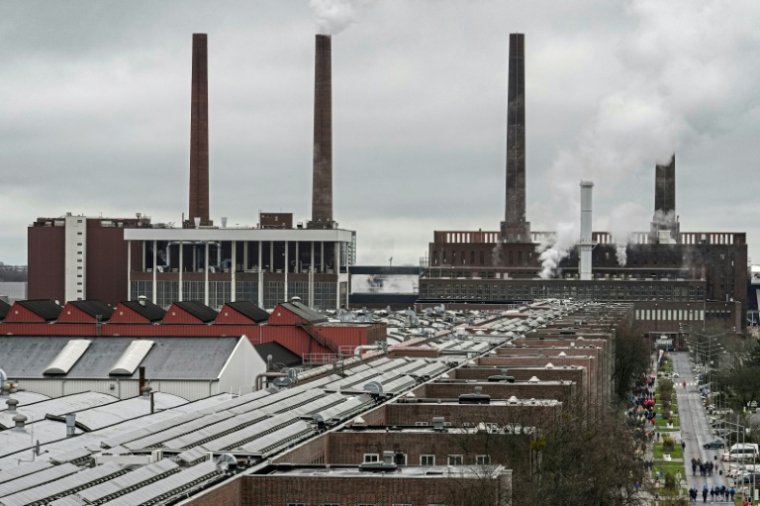 An overview shows the main factory of German car maker Volkswagen (VW) headquarters ( POOL / Martin Meissner )