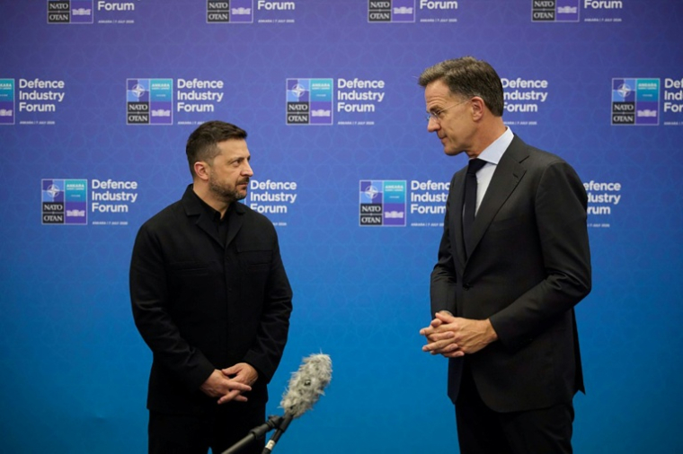 Photo diffusée le 7 juillet 2026 par le service de presse de la présidence ukrainienne montrant le secrétaire général de l'Otan, Mark Rutte (d.), et le président ukrainien Volodymyr Zelensky en marge du 36e sommet de l'Otan, à Ankara, le 7 juillet 2026 ( UKRAINE PRESIDENCY / Handout )