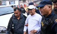 L'ancien Premier ministre népalais KP Sharma Oli escorté par la police et emmené à l'hôpital après son arrestation le 28 mars 2026 à Katmandou ( AFP / PRAKASH MATHEMA )