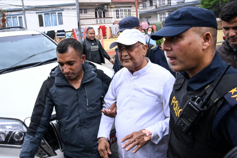 L'ancien Premier ministre népalais KP Sharma Oli escorté par la police et emmené à l'hôpital après son arrestation le 28 mars 2026 à Katmandou ( AFP / PRAKASH MATHEMA )