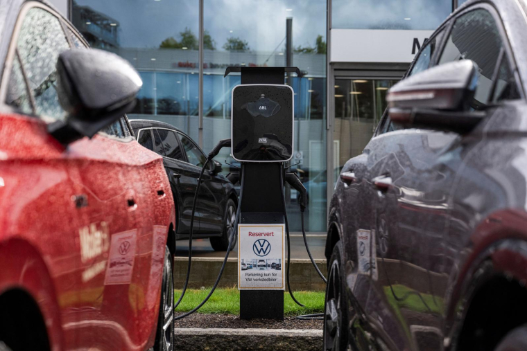 Borne de recharge électrique de voitures à Oslo ( AFP / JONATHAN NACKSTRAND )