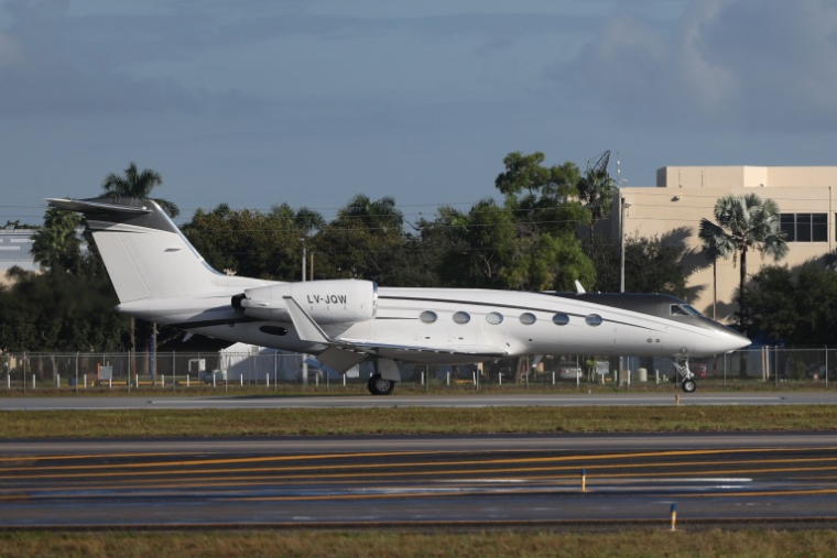 Arrivée du jet privé transportant Flavio Bolsonaro à l'aéroport Opa Locka de Miami, le 28 octobre 2026 ( AFP / Ricardo Arduengo )