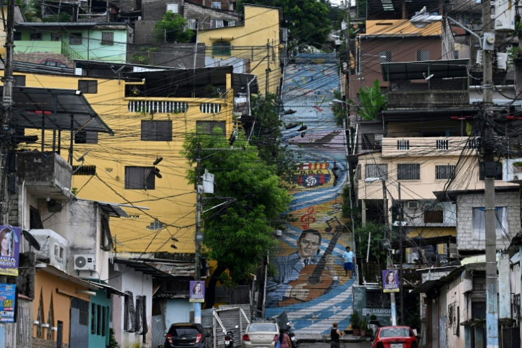 Un escalier décoré d'une image du chanteur équatorien Julio Jaramillo, dans le quartier populaire de Mapasingue à Guayaquil, le 11 avril 2025 ( AFP / Raul ARBOLEDA )
