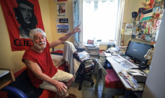 Photo prise lors d'une visite de la députée La France Insoumise (LFI) Andrée Taurinya montrant le militant libanais pro-palestinien Georges Ibrahim Abdallah dans sa cellule de prison à Lannemezan, après que la  cour d'appel de Paris a ordonné sa libération, le 17 juillet 2025 dans les Hautes-Pyrénées  ( AFP / Valentine CHAPUIS )