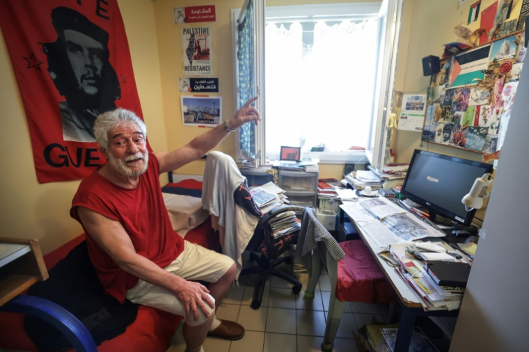 Photo prise lors d'une visite de la députée La France Insoumise (LFI) Andrée Taurinya montrant le militant libanais pro-palestinien Georges Ibrahim Abdallah dans sa cellule de prison à Lannemezan, après que la cour d'appel de Paris a ordonné sa libération, le 17 juillet 2025 dans les Hautes-Pyrénées ( AFP / Valentine CHAPUIS )