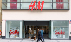 LES VENTES DE H&M BAISSENT LÉGÈREMENT MOINS QUE PRÉVU AU T1